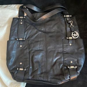 MICHAEL Michael Kors black leather shoulder bag.